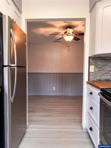 1304 Hawthorne St, Sweet Home, OR 97386