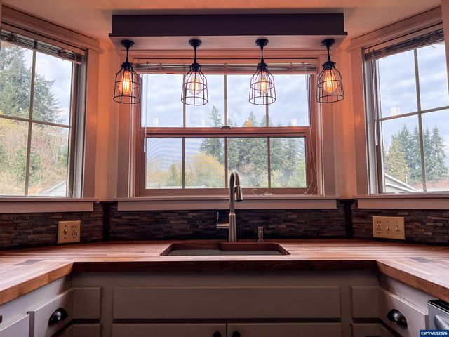 1304 Hawthorne St, Sweet Home, OR 97386