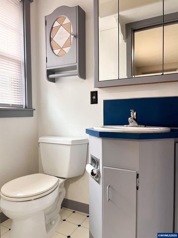 1304 Hawthorne St, Sweet Home, OR 97386