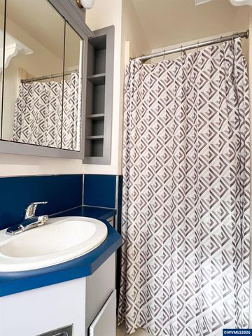 1304 Hawthorne St, Sweet Home, OR 97386