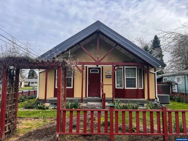 1304 Hawthorne St, Sweet Home, OR 97386