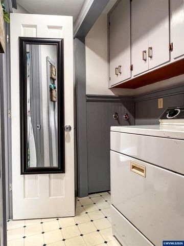 1304 Hawthorne St, Sweet Home, OR 97386