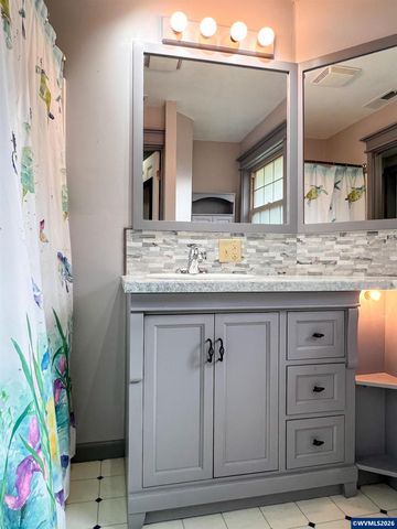 1304 Hawthorne St, Sweet Home, OR 97386