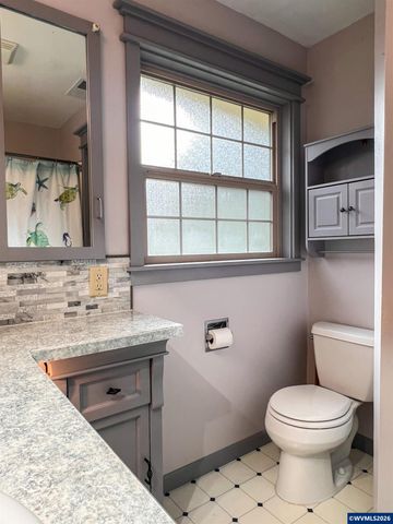 1304 Hawthorne St, Sweet Home, OR 97386