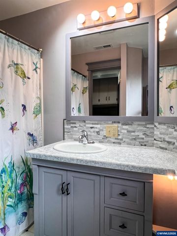 1304 Hawthorne St, Sweet Home, OR 97386