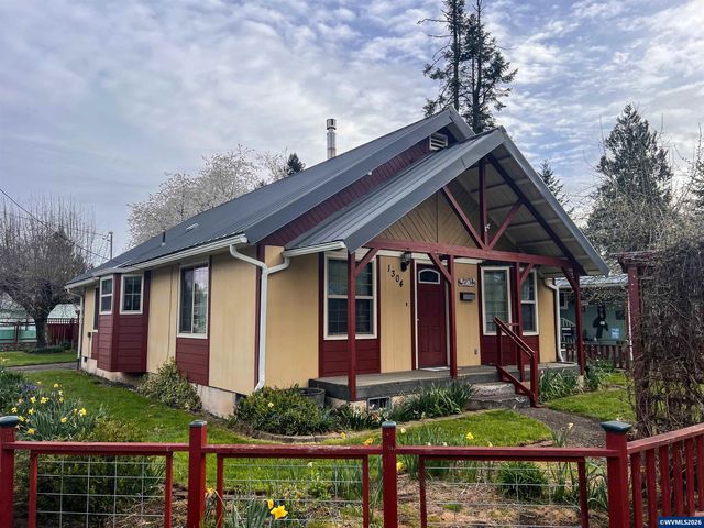 1304 Hawthorne St, Sweet Home, OR 97386