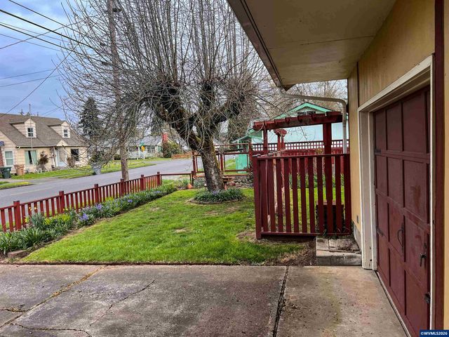 1304 Hawthorne St, Sweet Home, OR 97386