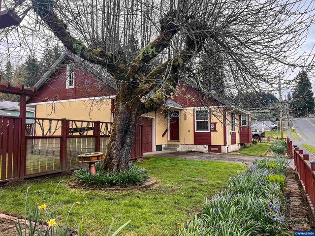 1304 Hawthorne St, Sweet Home, OR 97386