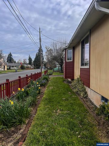 1304 Hawthorne St, Sweet Home, OR 97386