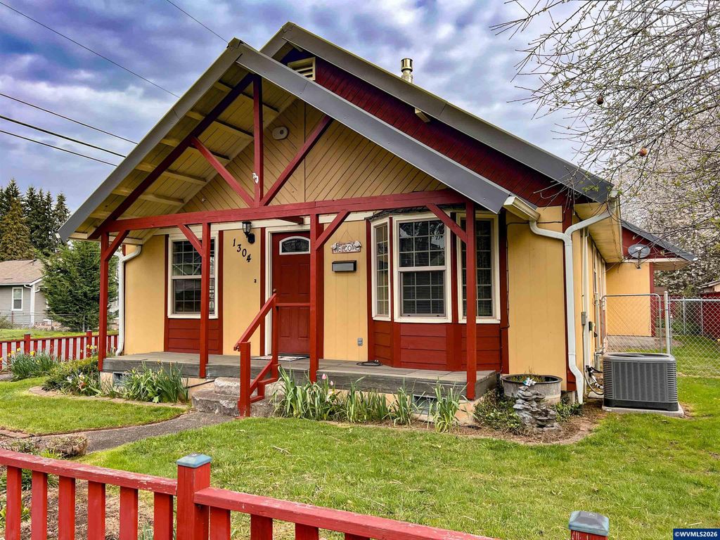 1304 Hawthorne St, Sweet Home, OR 97386