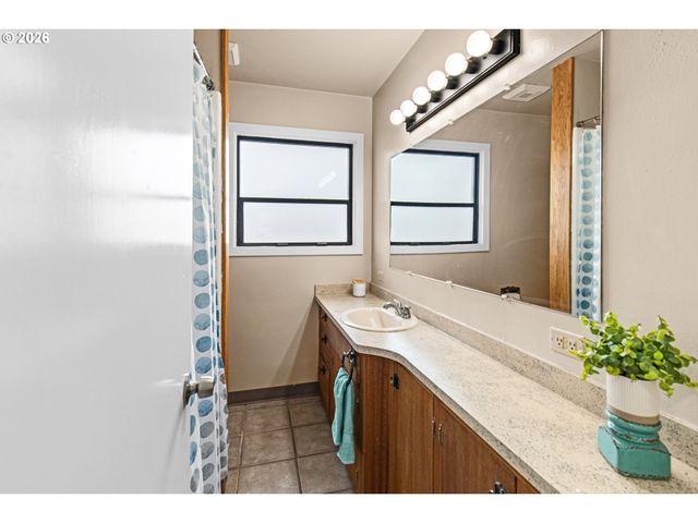 11 Ne NELSON Dr, Pendleton, OR 97801