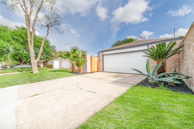 16127 Ridgegreen Drive, Houston, TX 77082