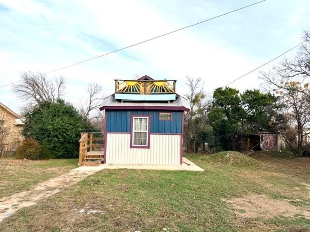 1608 School ST, Goldthwaite, TX 76844