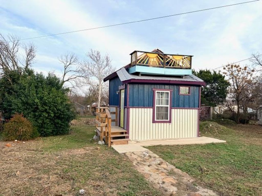 1608 School ST, Goldthwaite, TX 76844