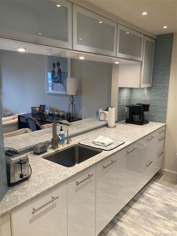 780 W Broadway 3G, Long Beach, NY 11561
