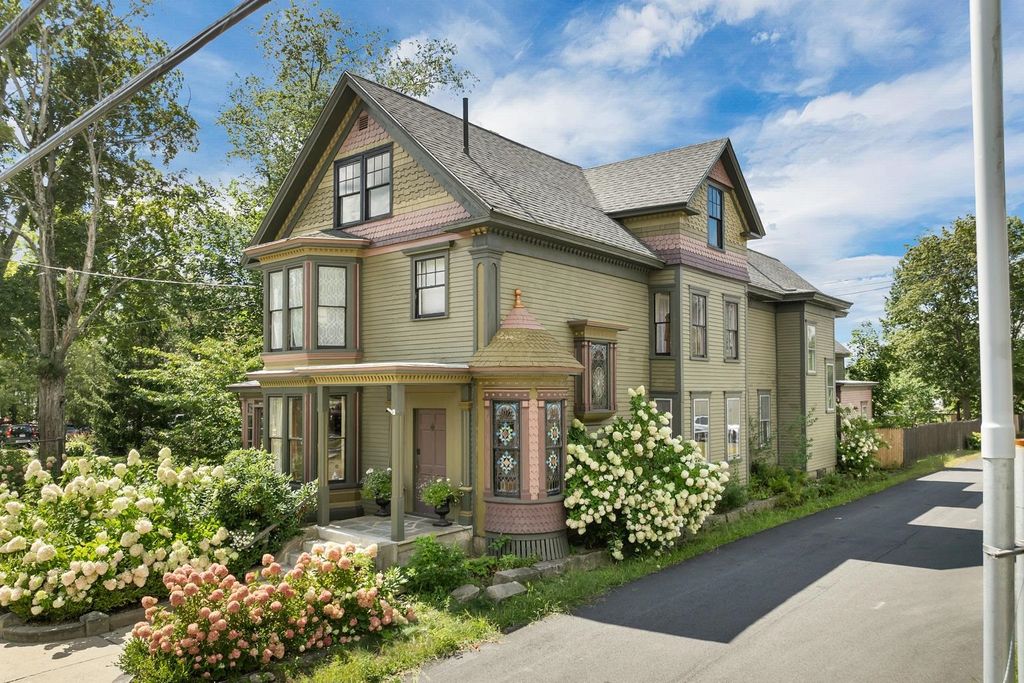 86 Wakefield Street, Rochester, NH 03867