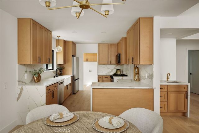 23800 Aetna Street, Woodland Hills, CA 91367