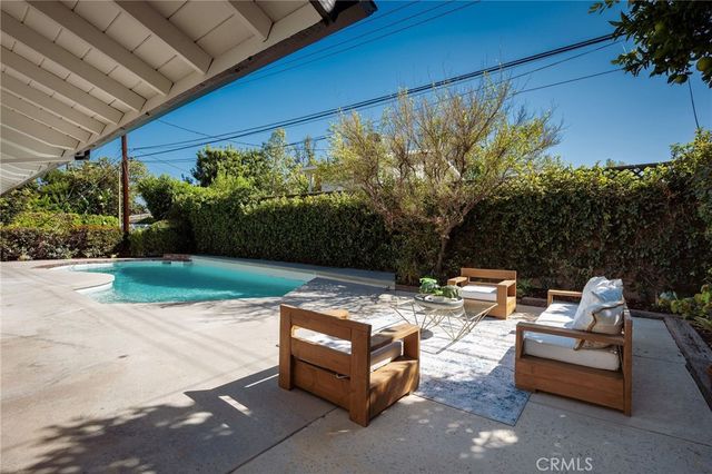 23800 Aetna Street, Woodland Hills, CA 91367