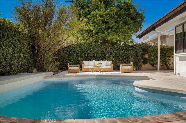 23800 Aetna Street, Woodland Hills, CA 91367