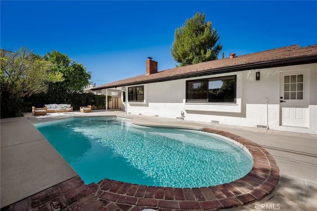 23800 Aetna Street, Woodland Hills, CA 91367
