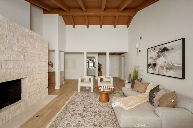 23800 Aetna Street, Woodland Hills, CA 91367
