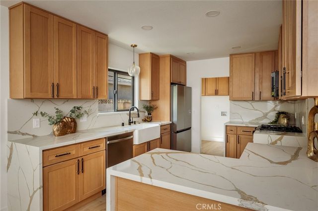23800 Aetna Street, Woodland Hills, CA 91367
