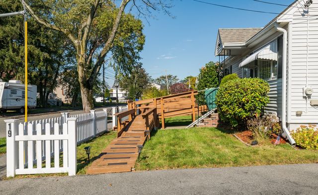 19 Sabino Farm Rd, Peabody, MA 01960