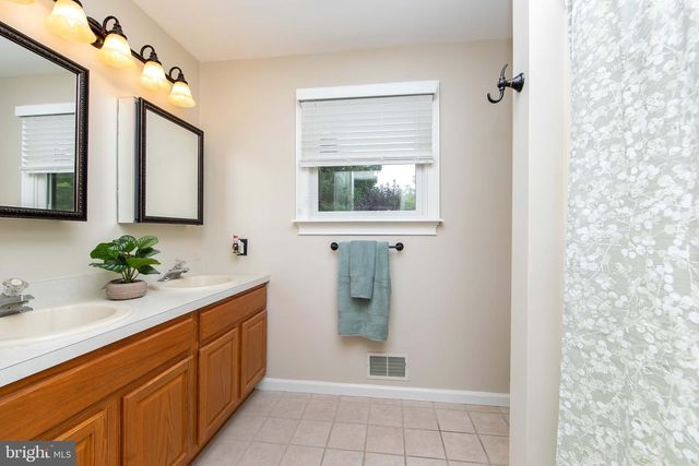 101 HANDLER DR, Burlington Township, NJ 08016