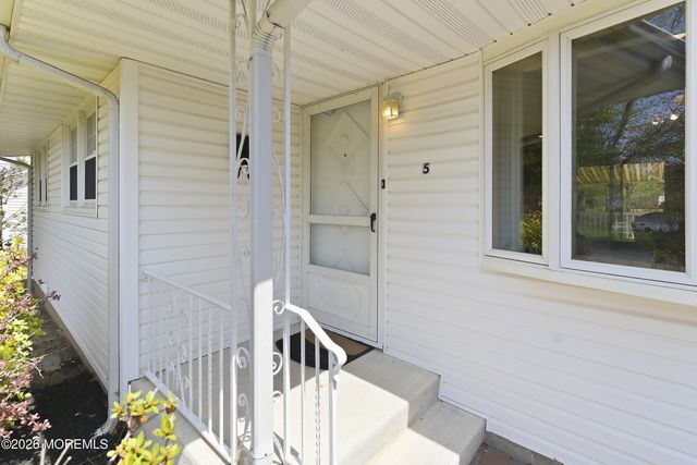 5 Lone Oak Road, Middletown, NJ 07748