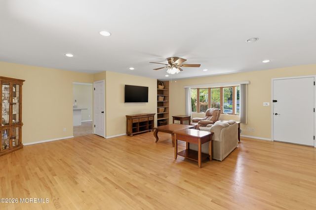 5 Lone Oak Road, Middletown, NJ 07748