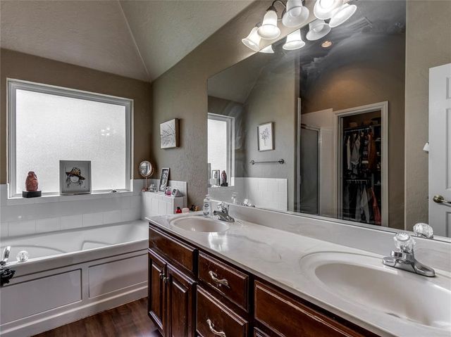 324 E Charlotte Terrace, Mustang, OK 73064