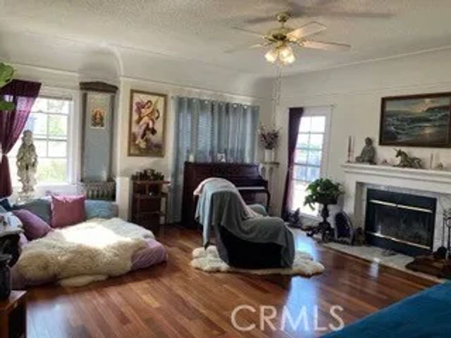 1945 S Bronson Avenue, Los Angeles, CA 90018