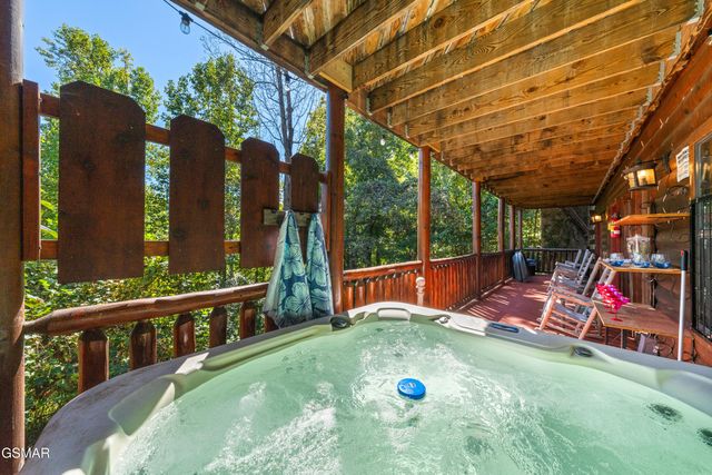 1642 Kissing Way, Sevierville, TN 37862