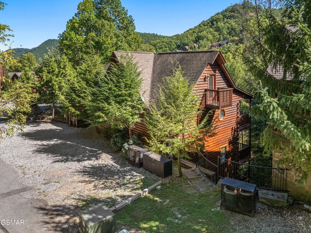 1642 Kissing Way, Sevierville, TN 37862