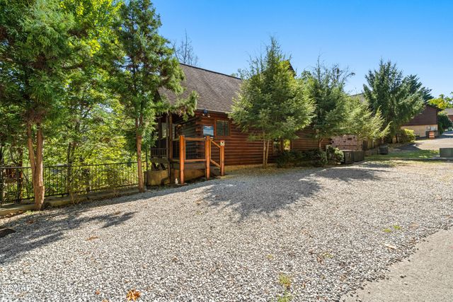 1642 Kissing Way, Sevierville, TN 37862