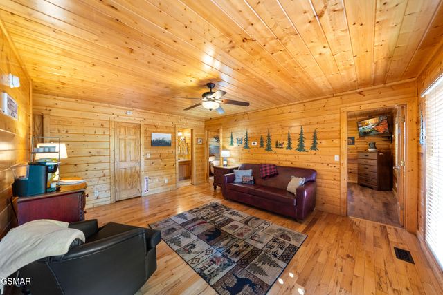 1642 Kissing Way, Sevierville, TN 37862