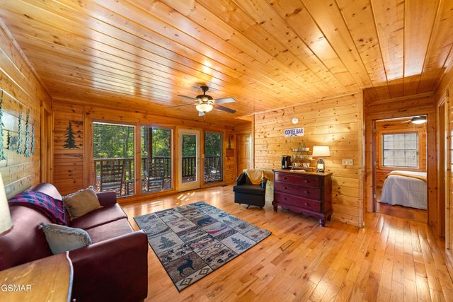 1642 Kissing Way, Sevierville, TN 37862