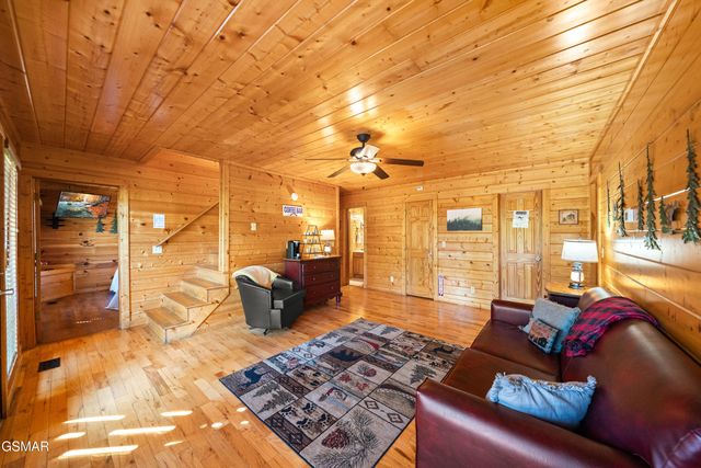 1642 Kissing Way, Sevierville, TN 37862