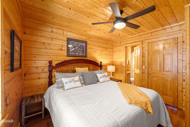 1642 Kissing Way, Sevierville, TN 37862