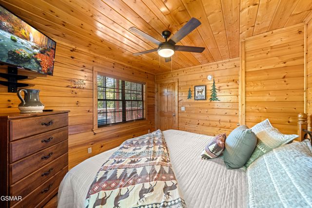 1642 Kissing Way, Sevierville, TN 37862