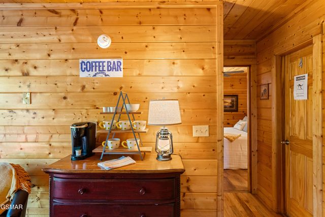 1642 Kissing Way, Sevierville, TN 37862