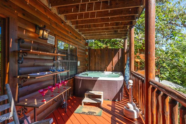 1642 Kissing Way, Sevierville, TN 37862