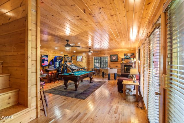 1642 Kissing Way, Sevierville, TN 37862