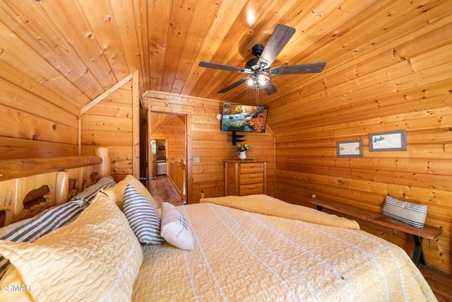 1642 Kissing Way, Sevierville, TN 37862