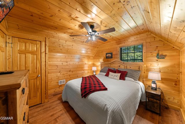 1642 Kissing Way, Sevierville, TN 37862