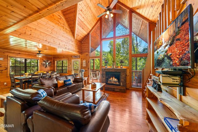 1642 Kissing Way, Sevierville, TN 37862