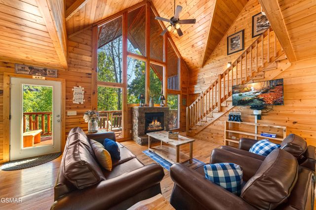 1642 Kissing Way, Sevierville, TN 37862