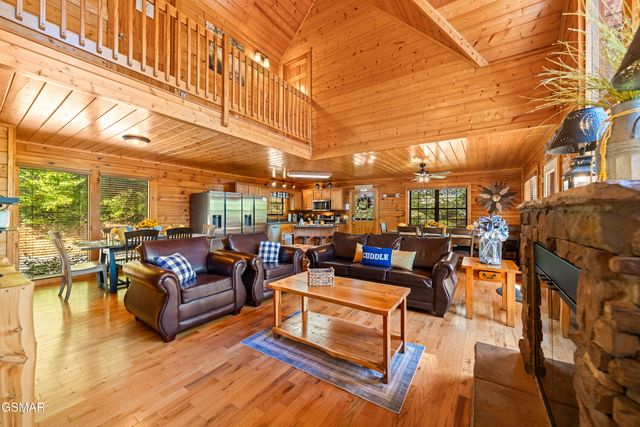 1642 Kissing Way, Sevierville, TN 37862