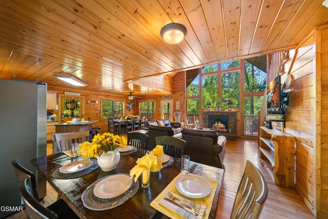 1642 Kissing Way, Sevierville, TN 37862