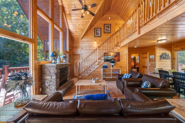 1642 Kissing Way, Sevierville, TN 37862